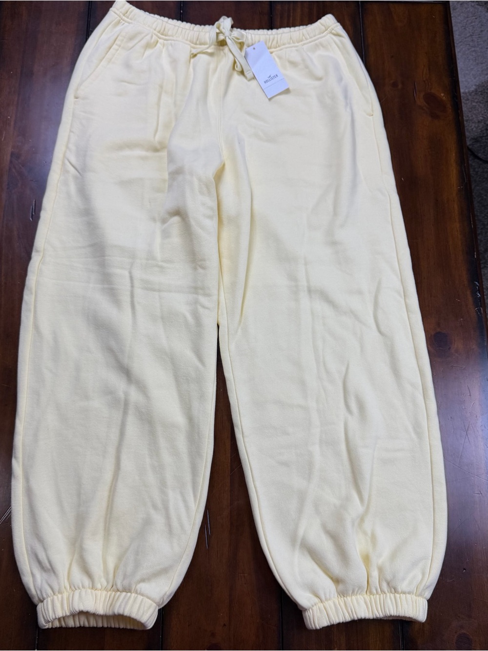 HOLLISTER Soft Yellow Women’s Dhort Sweatpants – Cozy Elastic Waist & Cuffs Soft